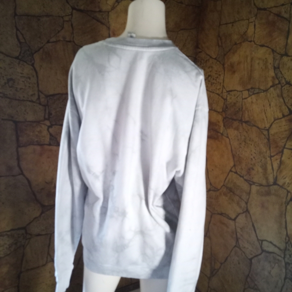 Elegant Marble Gray Crew Neck Sweater - Picture 4 of 4